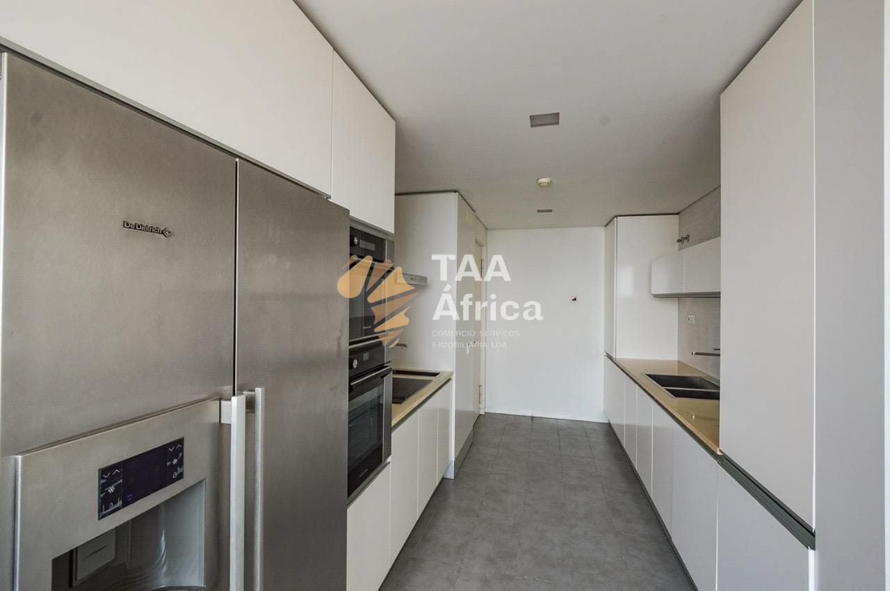 APARTAMENTO T4 NO EDIFÍCIO SKY ONE