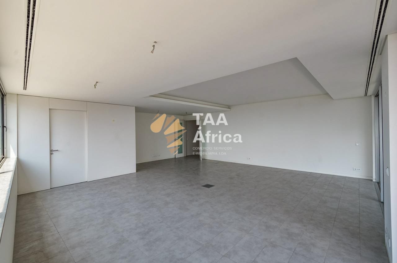 APARTAMENTO T4 NO EDIFÍCIO SKY ONE