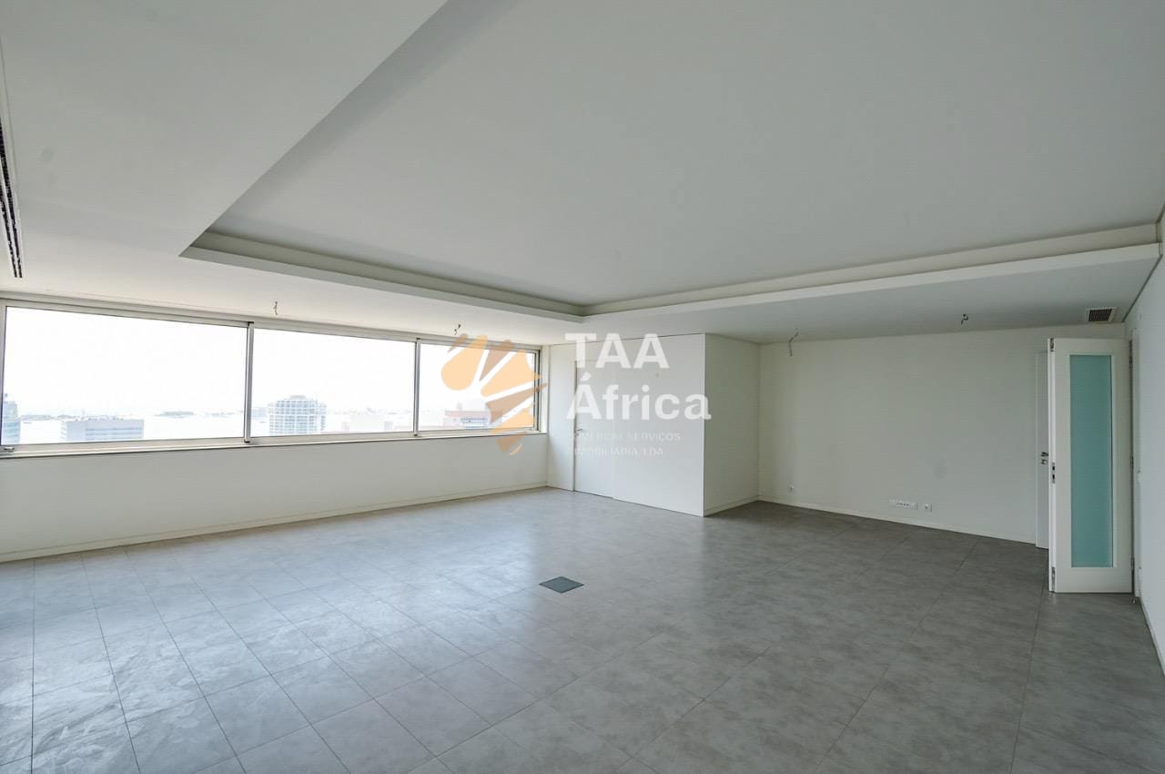 APARTAMENTO T4 NO EDIFÍCIO SKY ONE