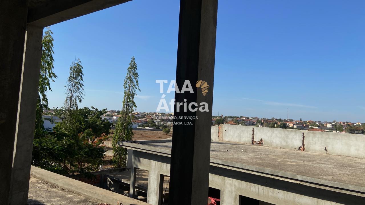 EDIFÍCIO DE 4 ANDARES NA ZONA VERDE 3