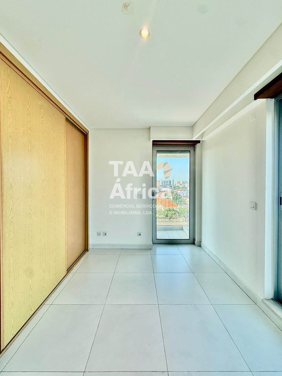 APARTAMENTO T2 NO EDIFÍCIO TORRES OCEANO