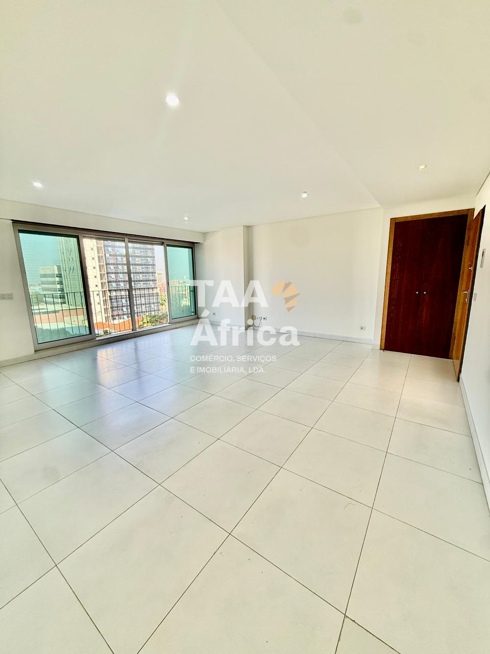 APARTAMENTO T2 NO EDIFÍCIO TORRES OCEANO