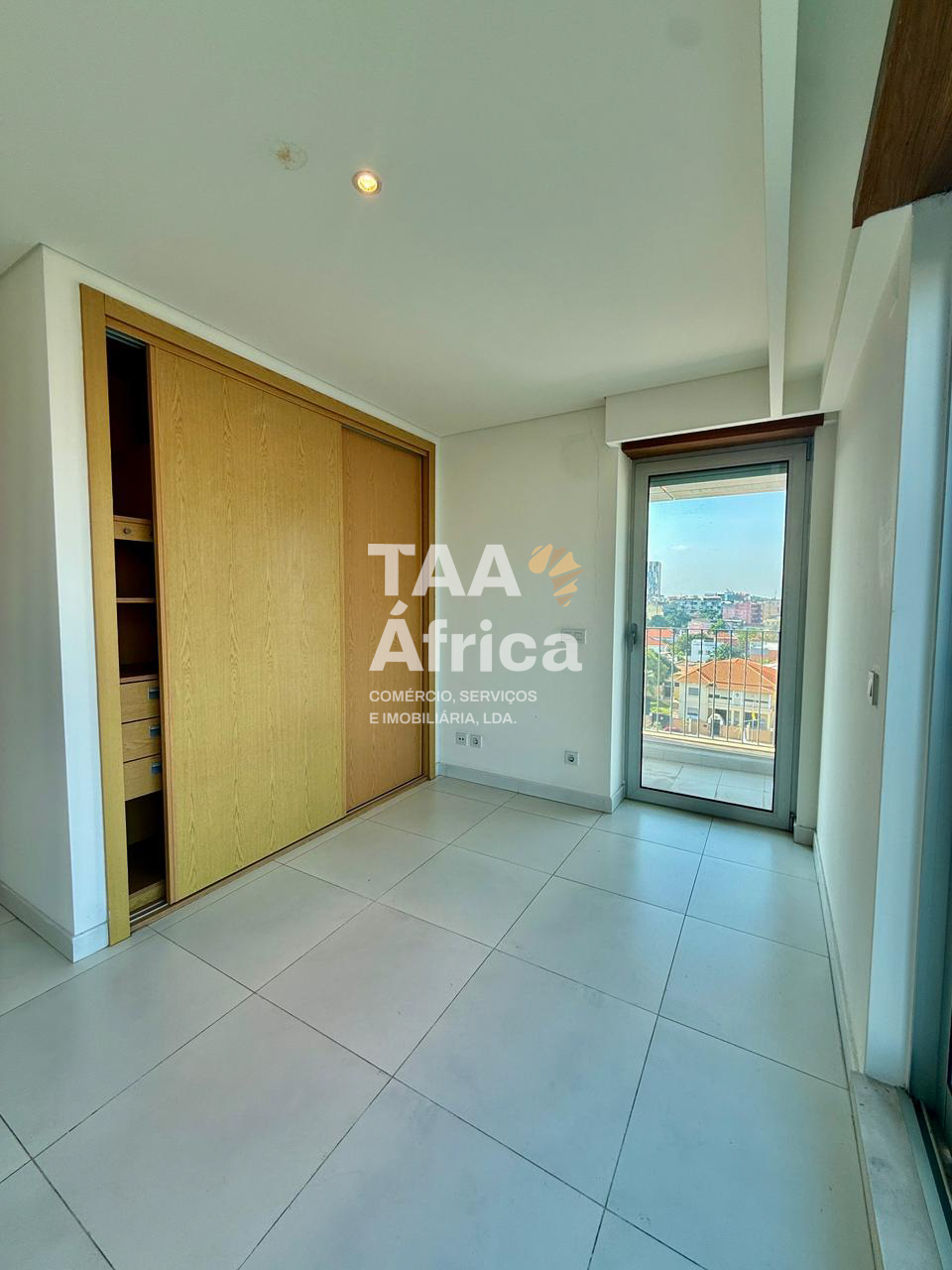 APARTAMENTO T2 NO EDIFÍCIO TORRES OCEANO