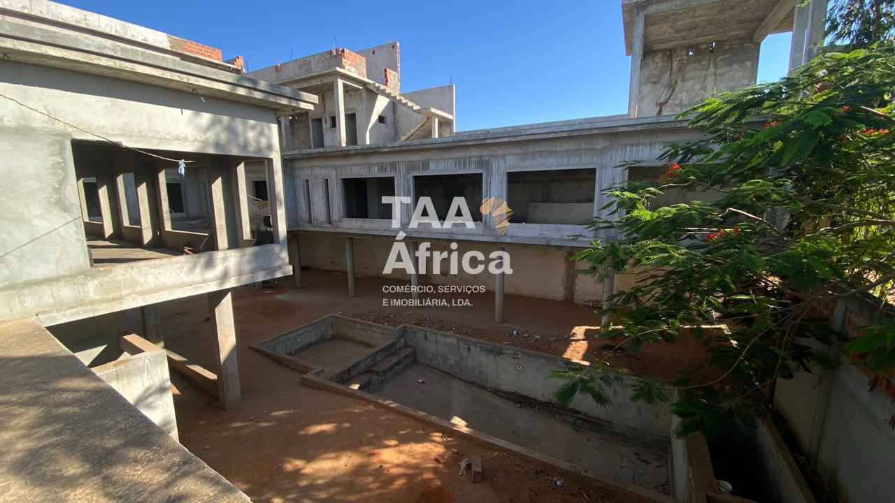 EDIFÍCIO DE 4 ANDARES NA ZONA VERDE 3