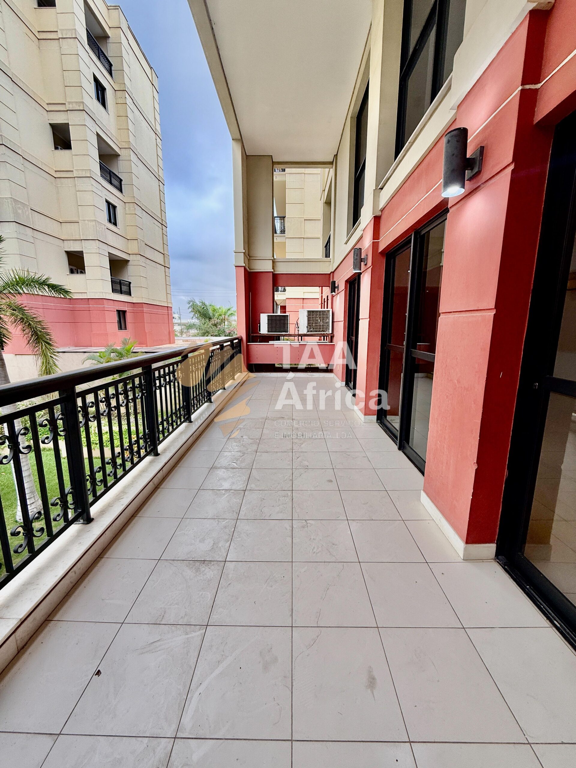 APARTAMENTO T5+1 DUPLEX NO CONDOMÍNIO ARTE YETU