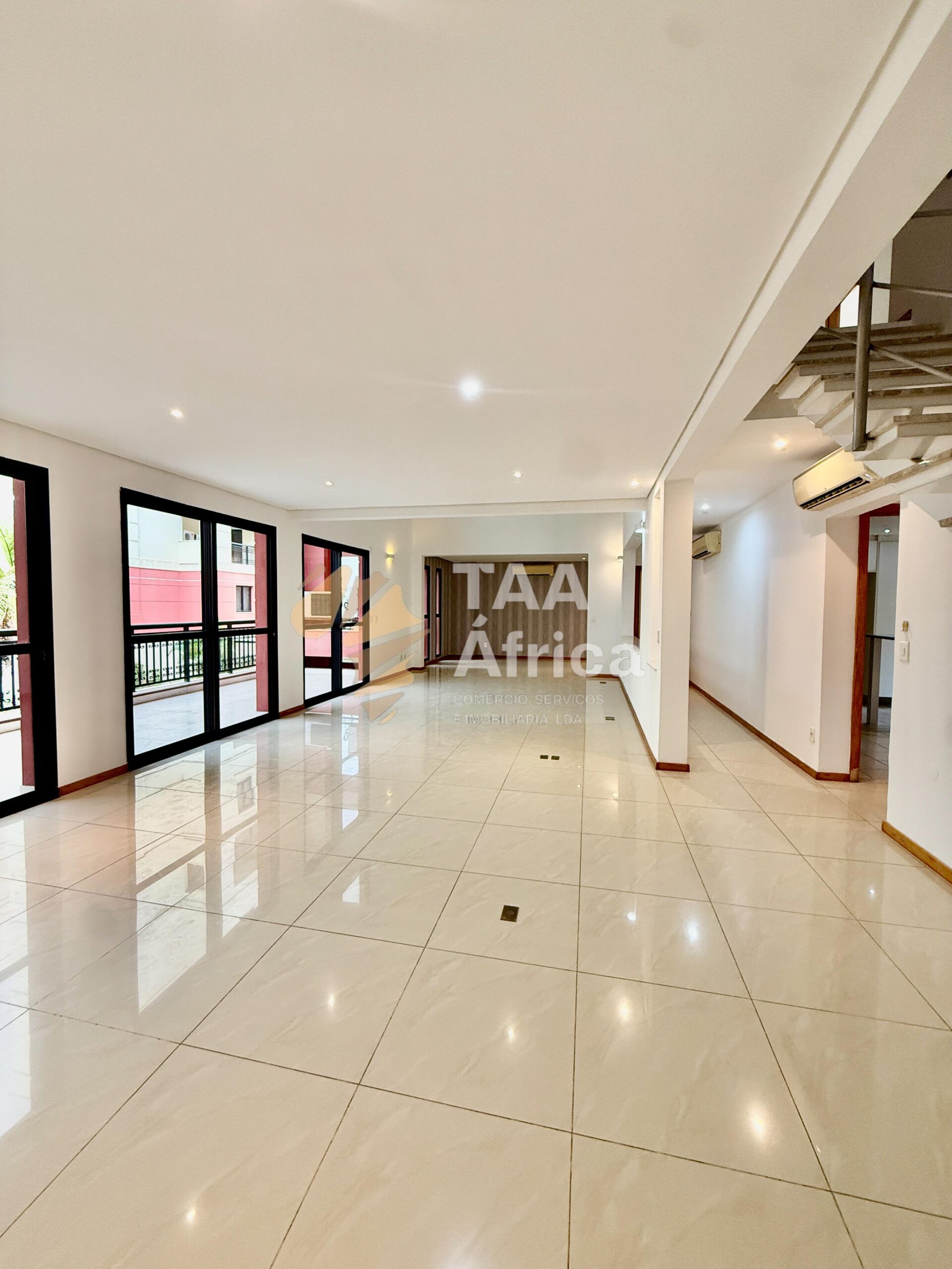 APARTAMENTO T5+1 DUPLEX NO CONDOMÍNIO ARTE YETU
