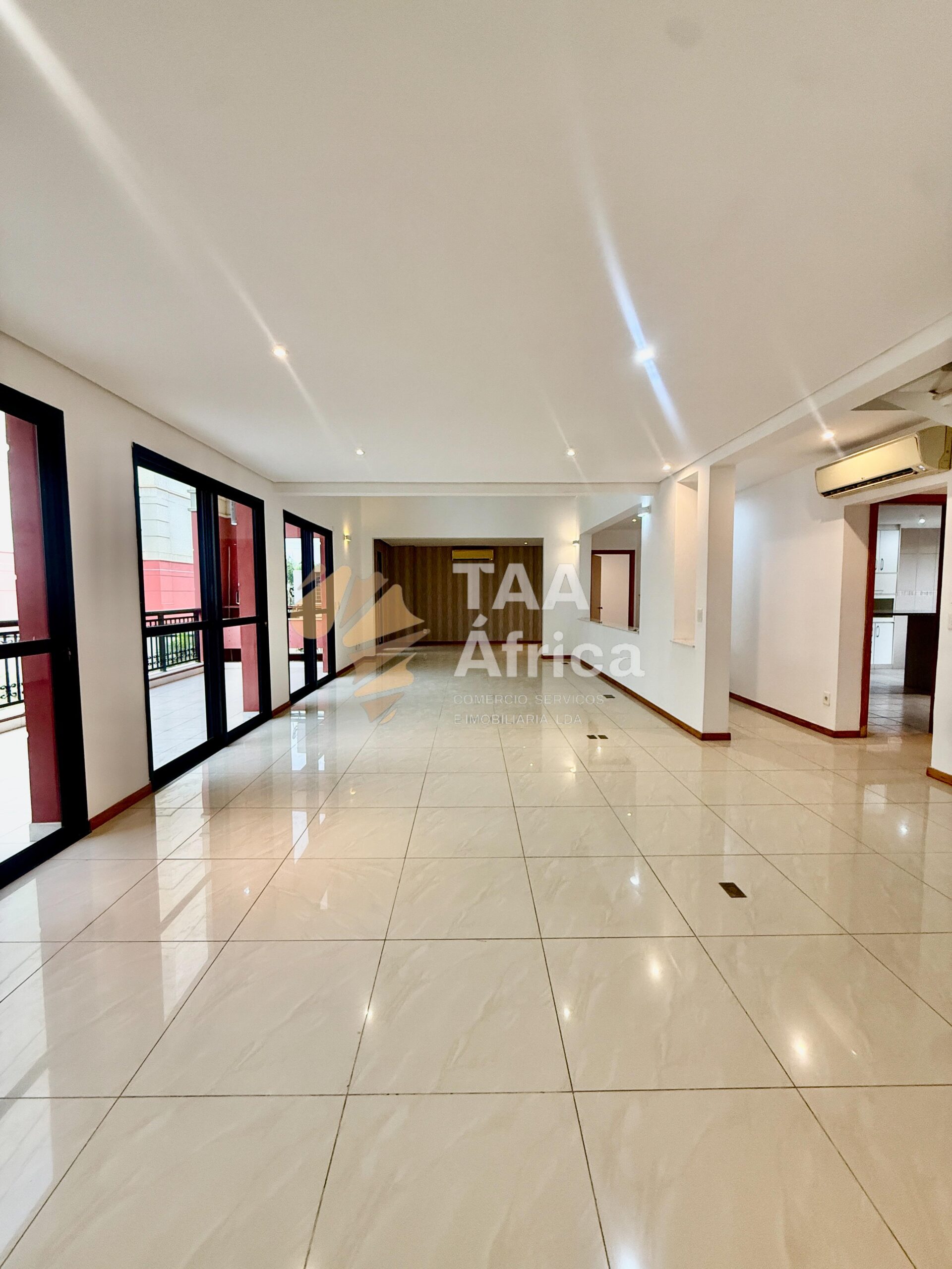 APARTAMENTO T5+1 DUPLEX NO CONDOMÍNIO ARTE YETU