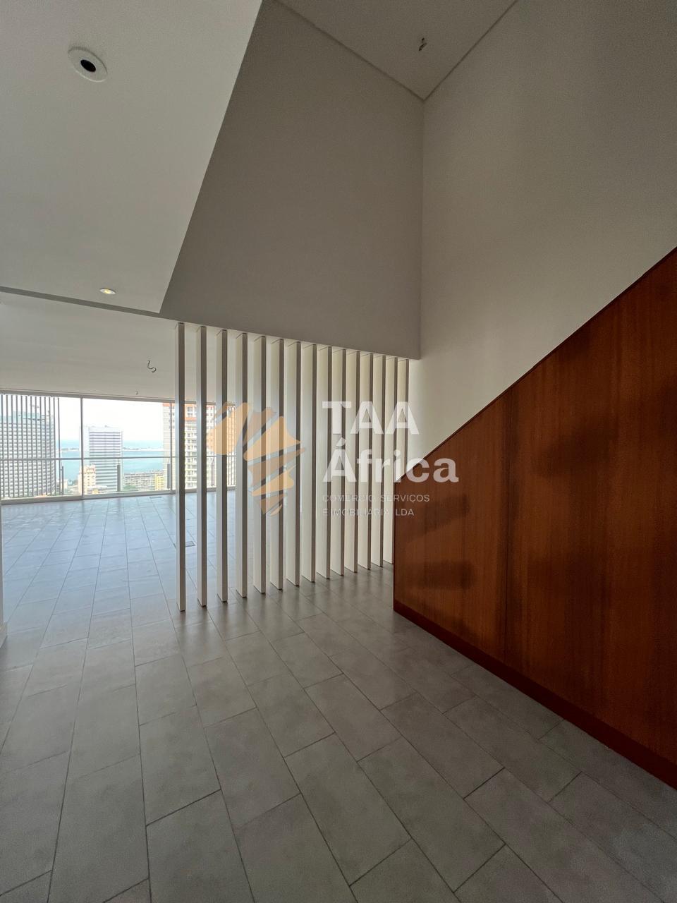APARTAMENTO T4 DUPLEX NO EDIFÍCIO SKY RESIDENCE