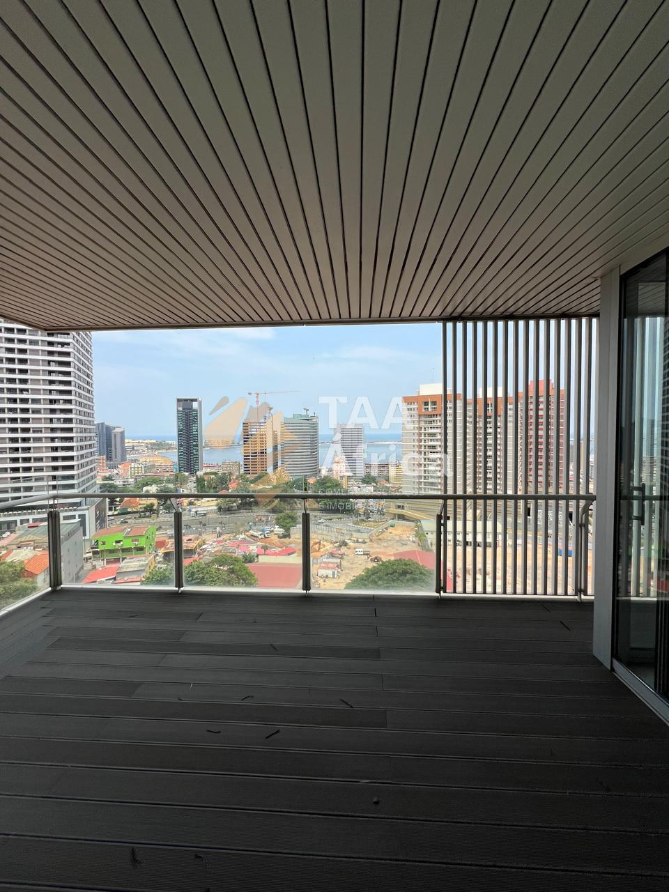 APARTAMENTO T4 DUPLEX NO EDIFÍCIO SKY RESIDENCE