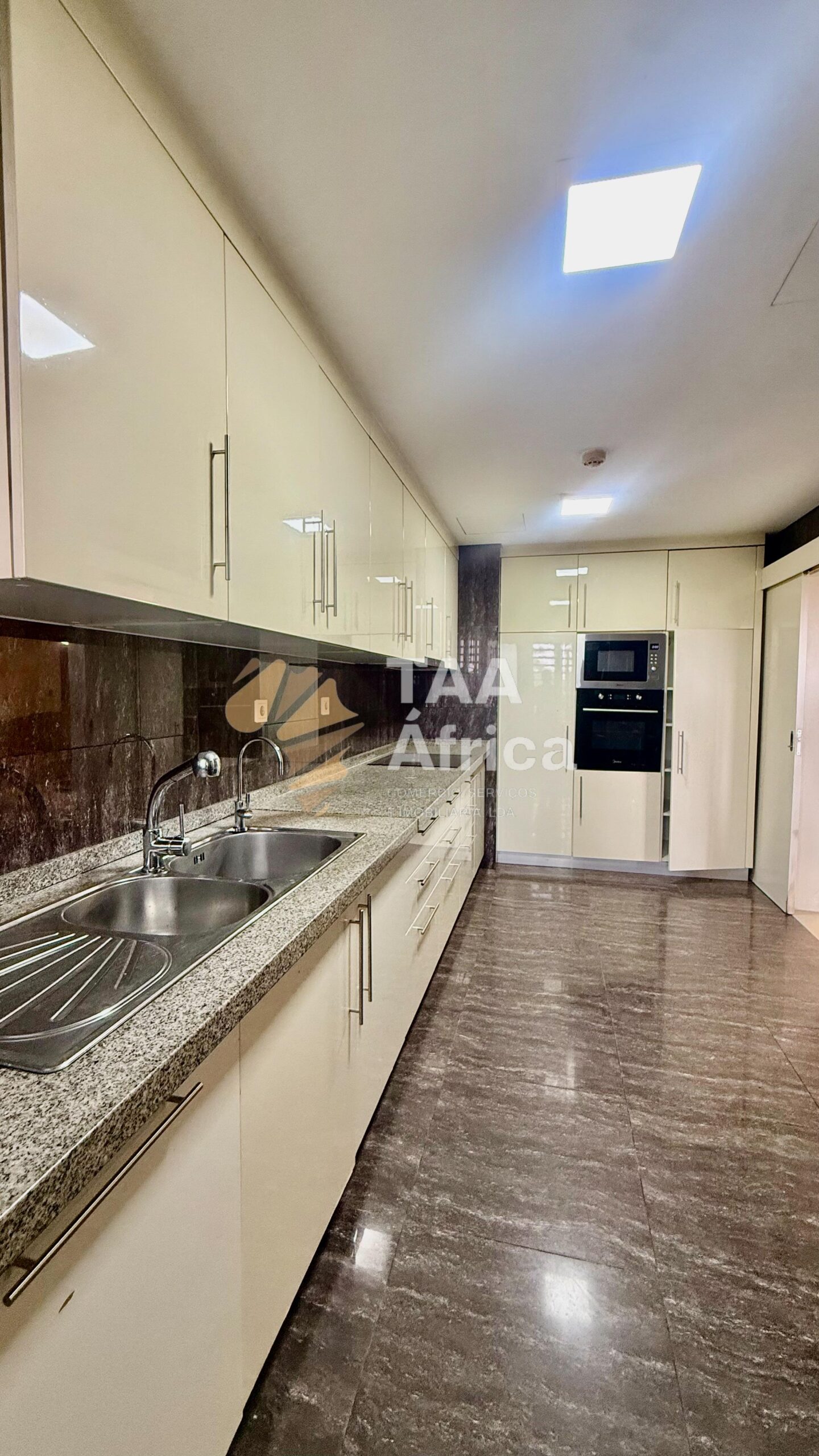 APARTAMENTO T3+1 NO EDIFÍCIO SOLAR DO ALVALADE