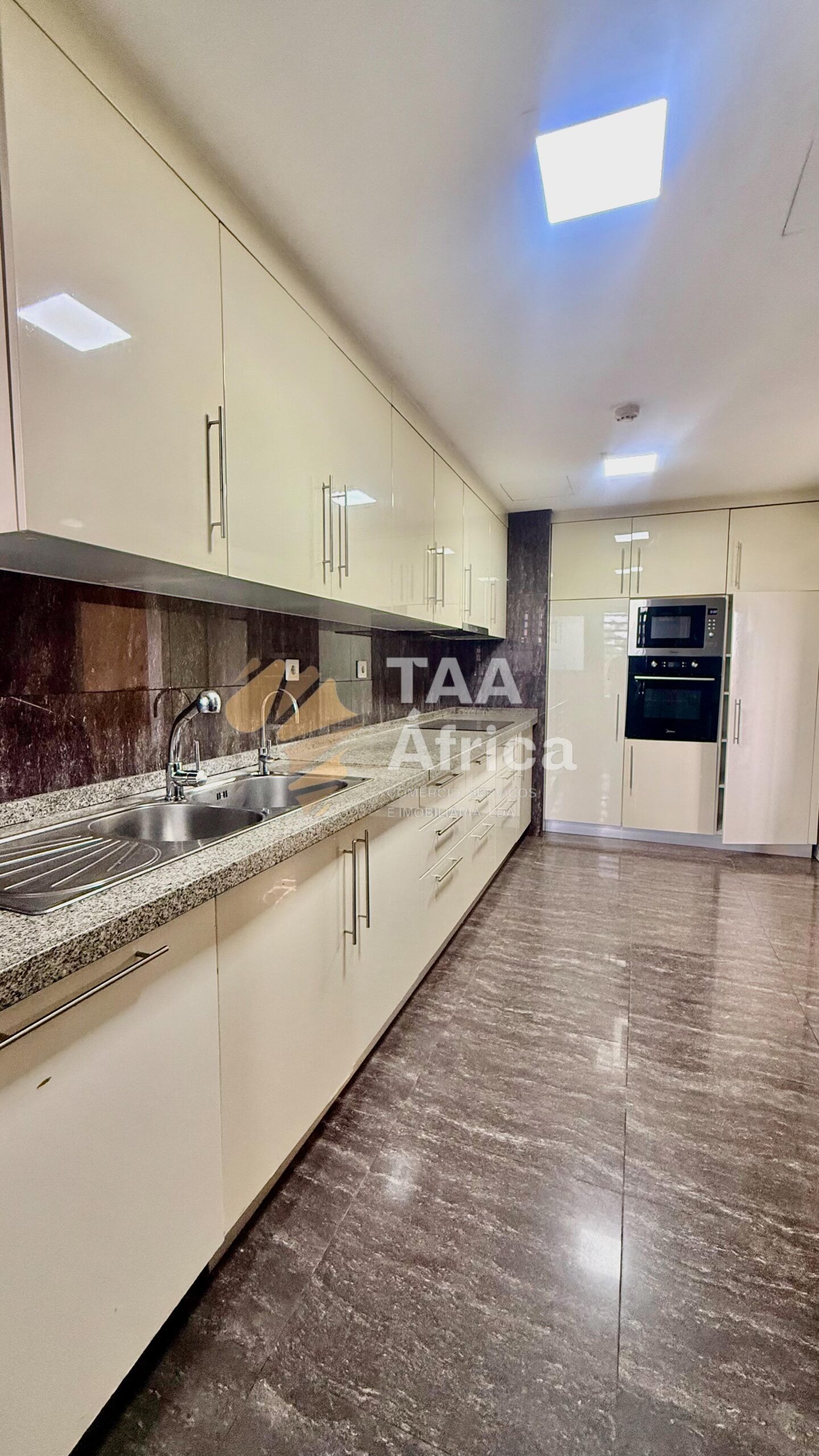 APARTAMENTO T3+1 NO EDIFÍCIO SOLAR DO ALVALADE