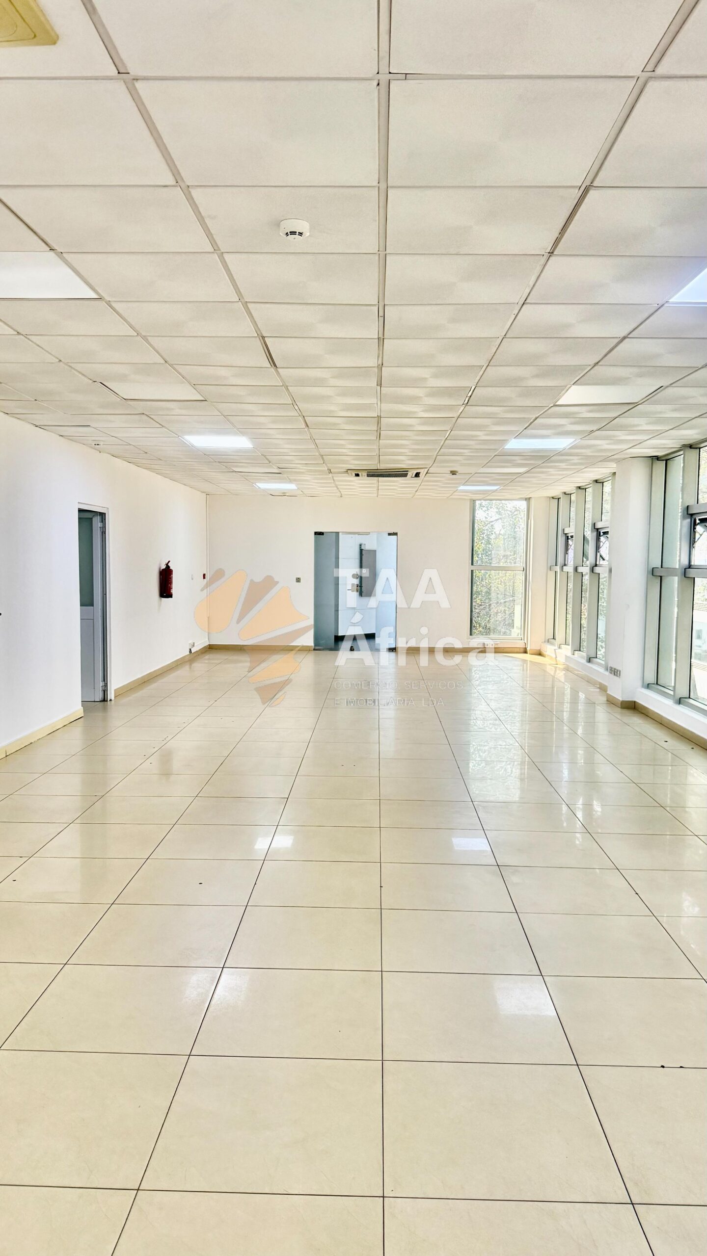 ESCRITÓRIO DE 366M2 NO EDIFÍCIO ORQUÍDEA – INGOMBOTA