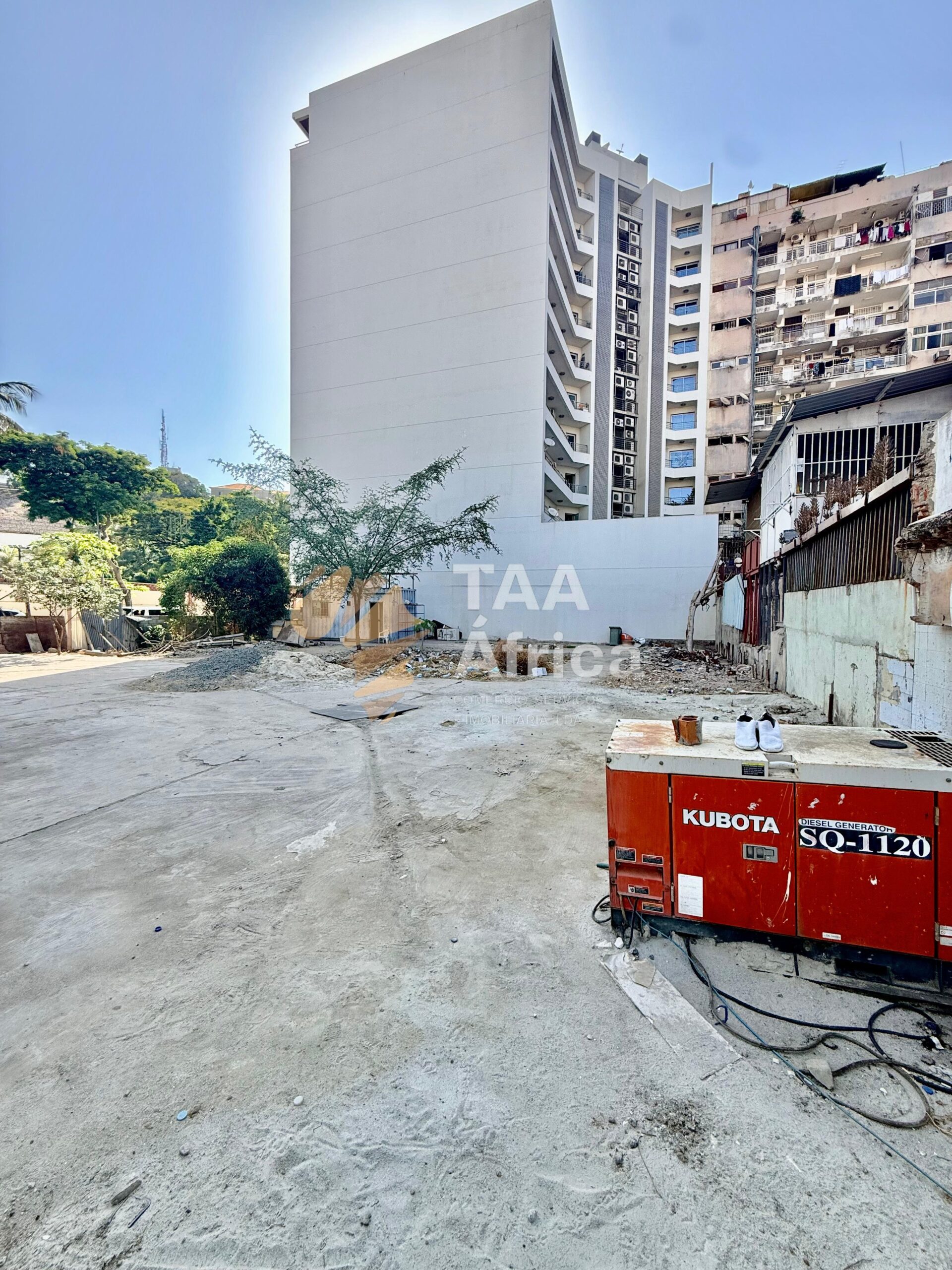 TERRENO DE 762,64M2 NOS COQUEIROS