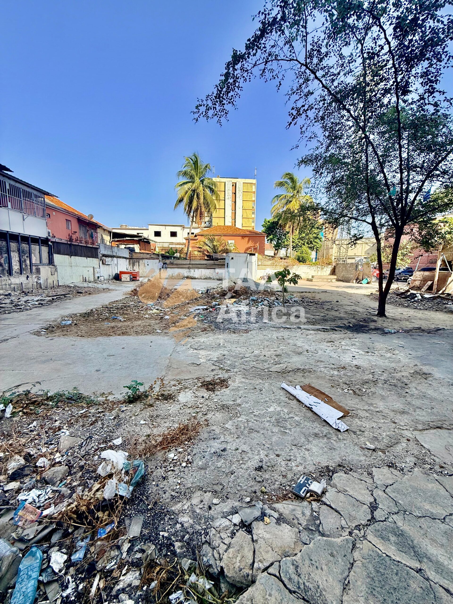 TERRENO DE 762,64M2 NOS COQUEIROS