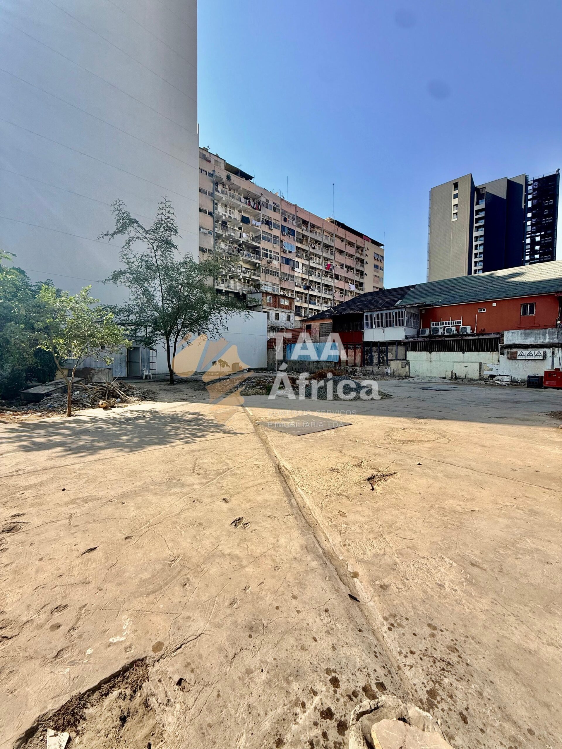 TERRENO DE 762,64M2 NOS COQUEIROS