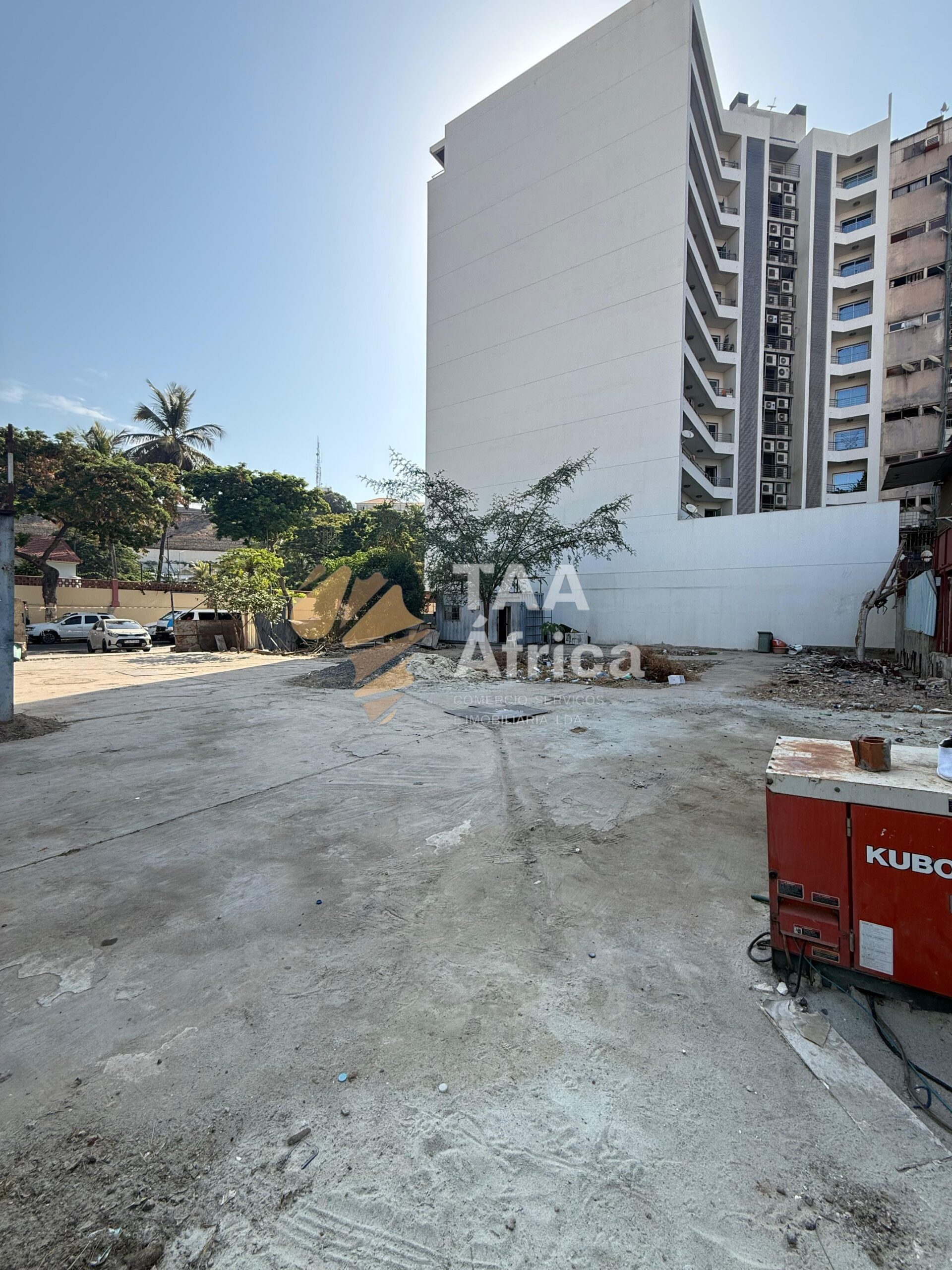 TERRENO DE 762,64M2 NOS COQUEIROS