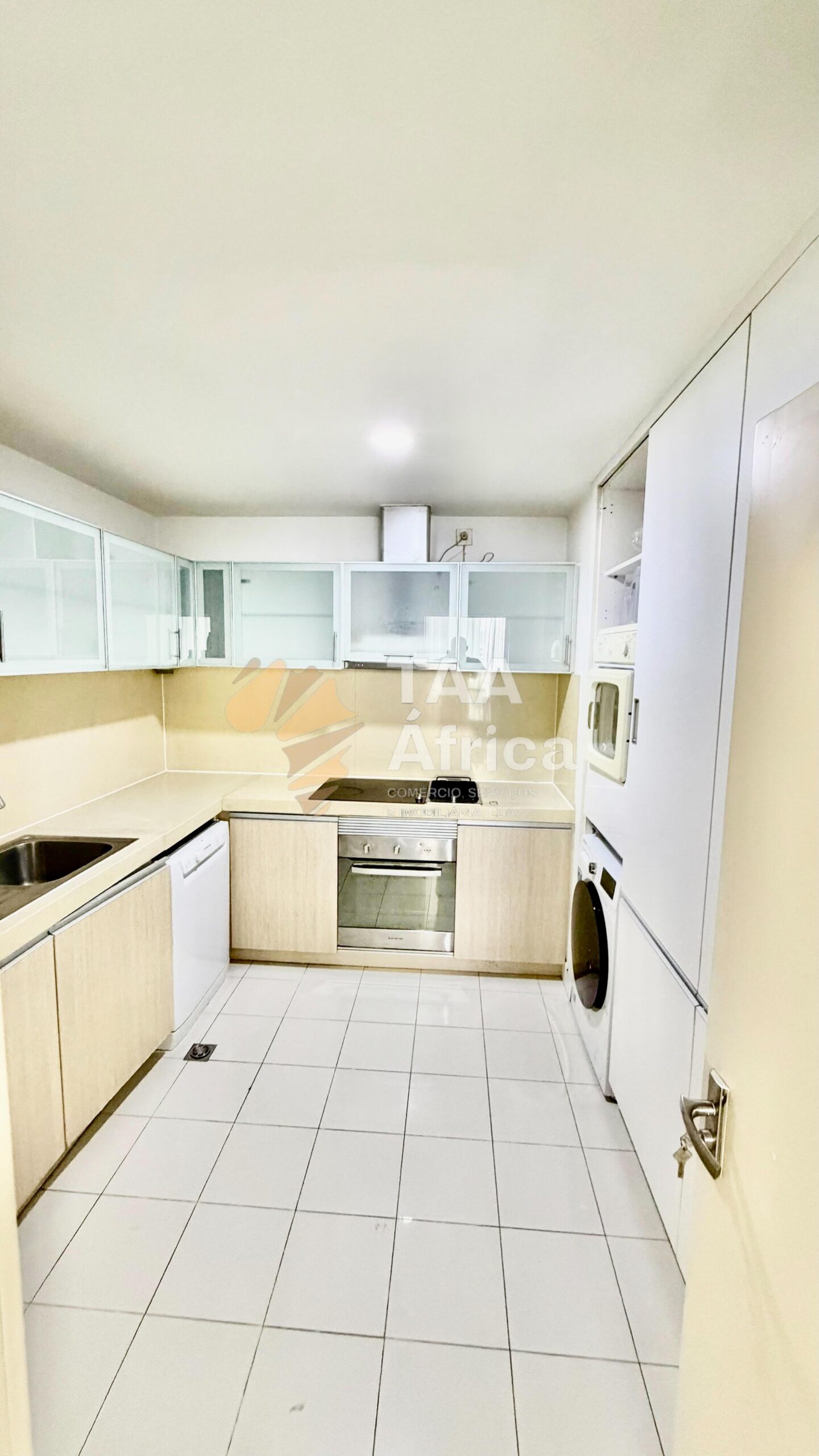 APARTAMENTO T2 NO EDIFÍCIO PLATINIUM – INGOMBOTA