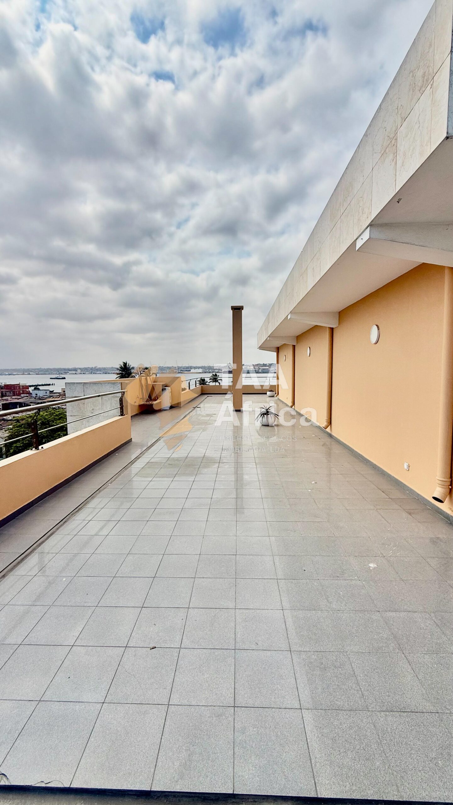 APARTAMENTO T2 MOBILADO NO EDIFÍCIO CLUBE MARÍTIMO – ILHA DO CABO