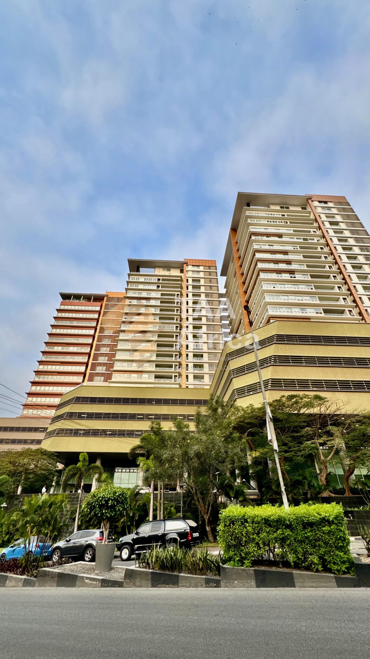 APARTAMENTO T3 DUPLEX NO EDIFÍCIO DO MINISTÉRIO DOS PETRÓLEOS