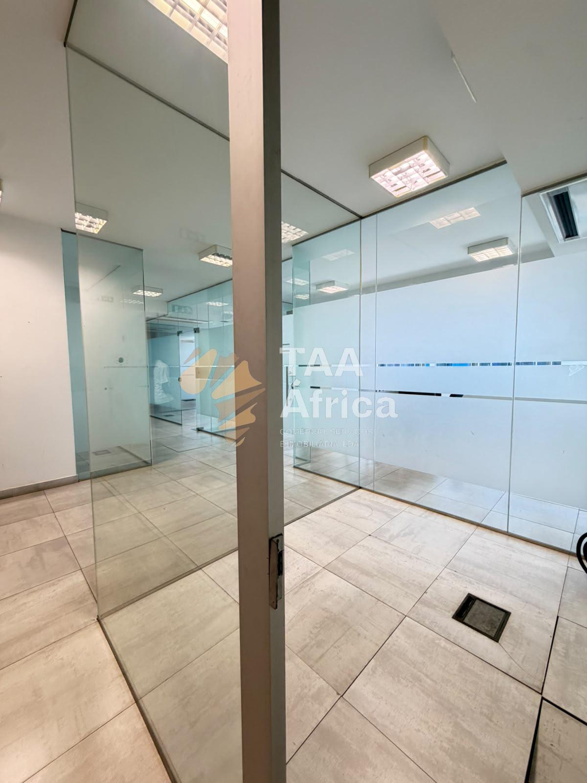 ESCRITÓRIO DE 180M2 NO CONDOMÍNIO DOLCE VITA, TALATONA