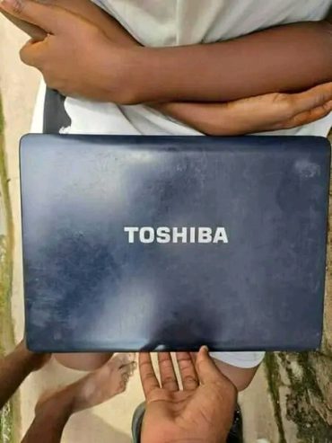 Computador de marca Toshiba