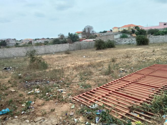 Vende-se um terreno nas bananeiras zona verde.