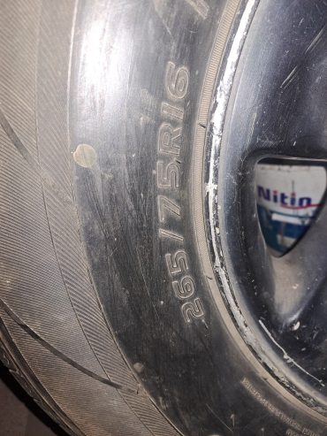 Pneus 265/75R16 e jantes