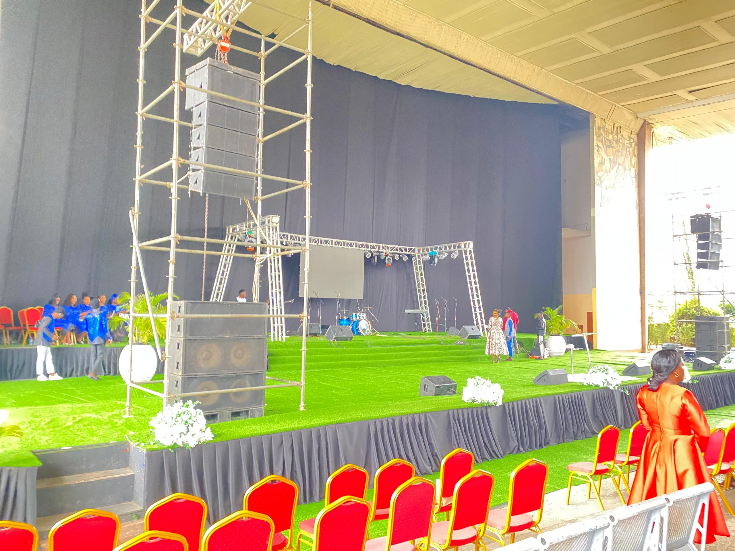 ALUGUER DE RELVAS SINTÉTICAS PARA TODO TIPO DE EVENTO