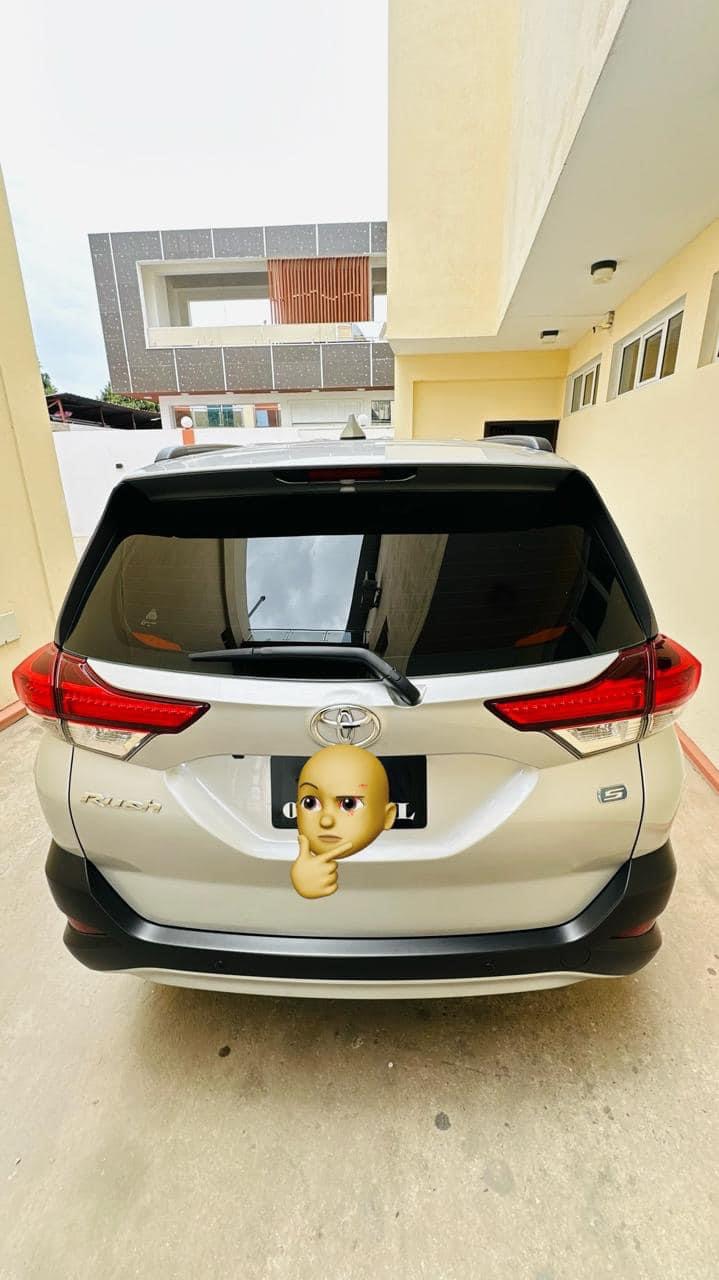 TOYOTA RUSH FULL OPTION (S) 17 mil km (Cheira novo) / Igniçã S