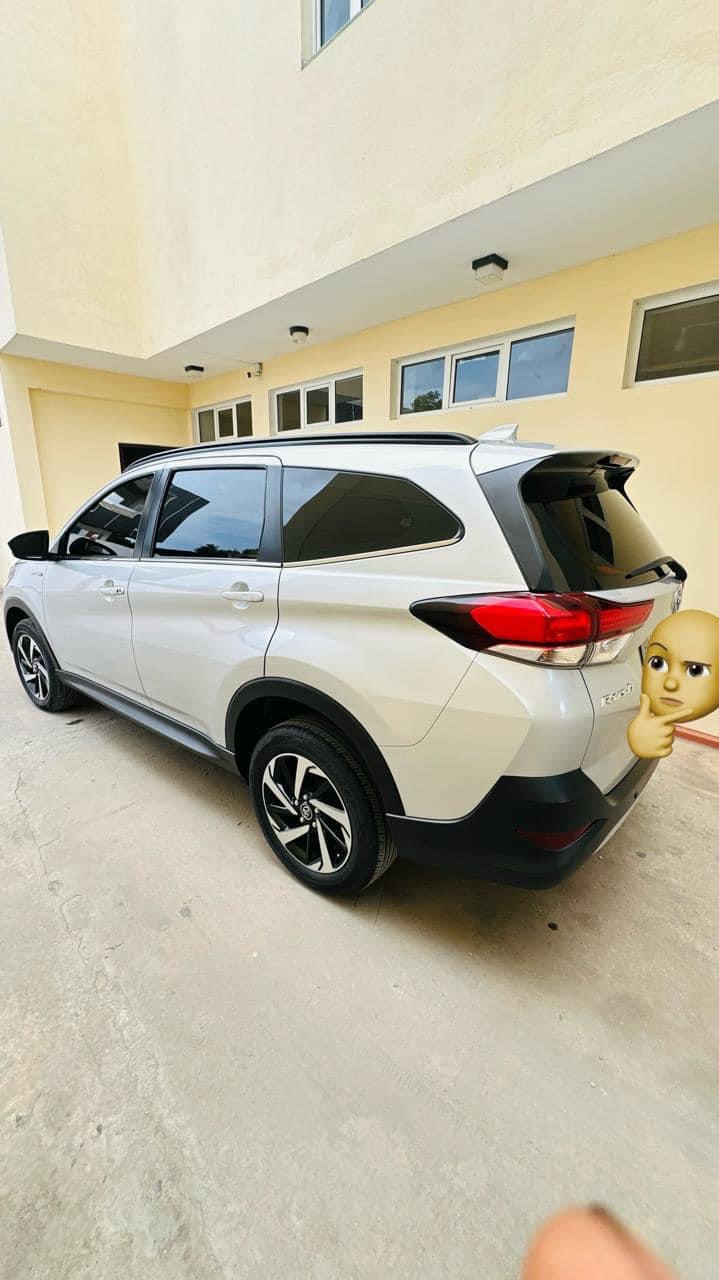 TOYOTA RUSH FULL OPTION (S) 17 mil km (Cheira novo) / Igniçã S