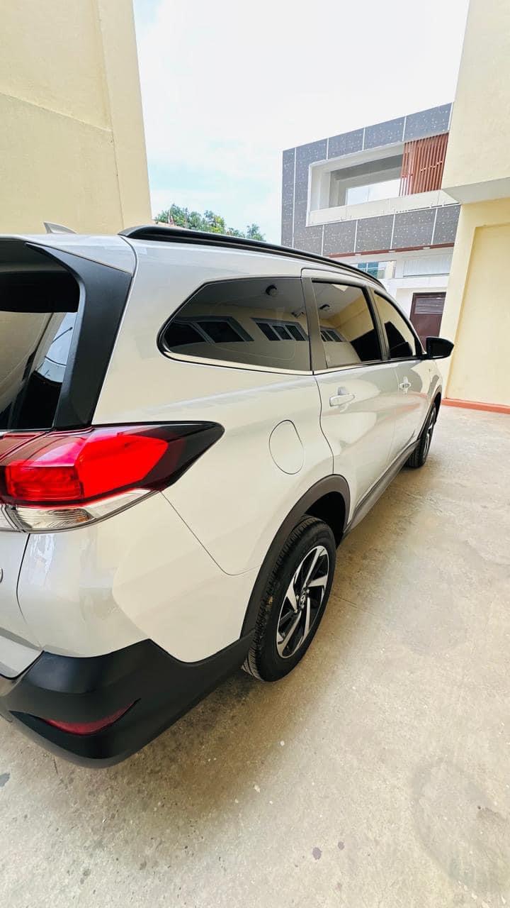 TOYOTA RUSH FULL OPTION (S) 17 mil km (Cheira novo) / Igniçã S