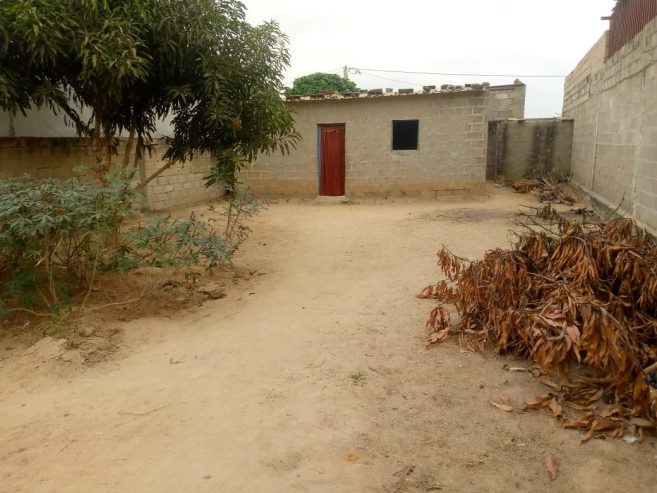 Casa inacabada, já com tanque de água e energia elétrica