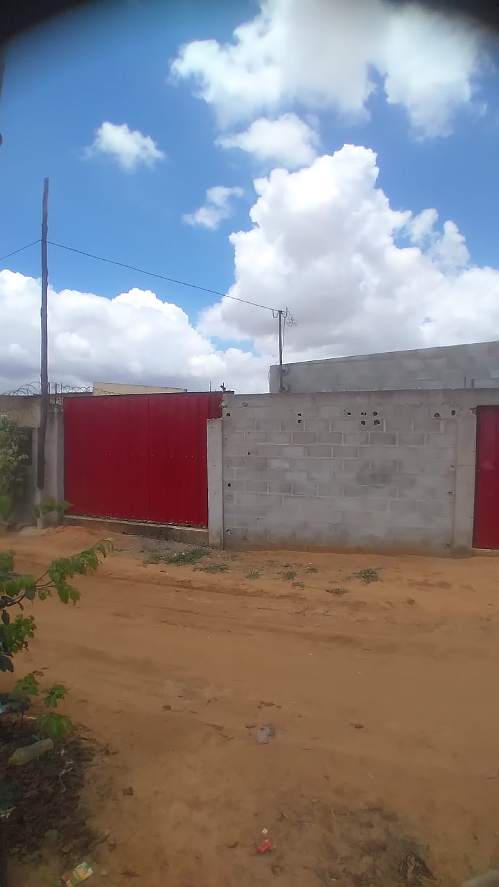 Vendo esta casa📍no zango 0, por trás dos prédios🛣. Com energia