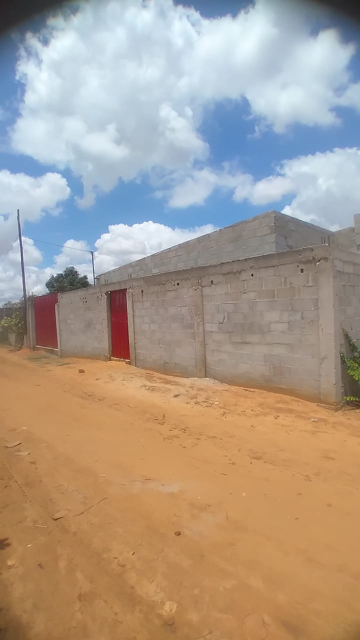 Vendo esta casa📍no zango 0, por trás dos prédios🛣. Com energia