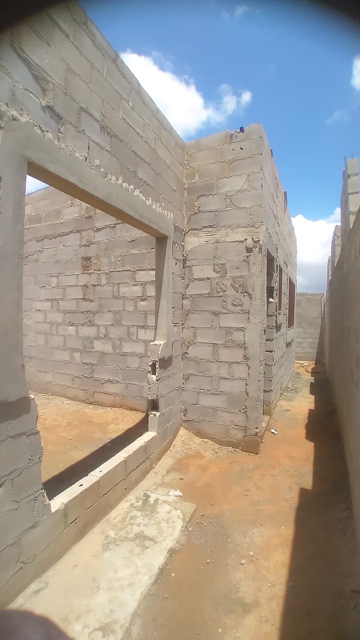 Vendo esta casa📍no zango 0, por trás dos prédios🛣. Com energia