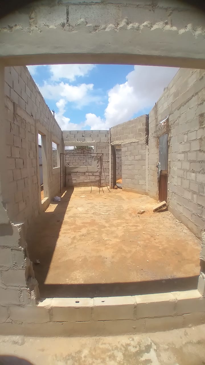 Vendo esta casa📍no zango 0, por trás dos prédios🛣. Com energia