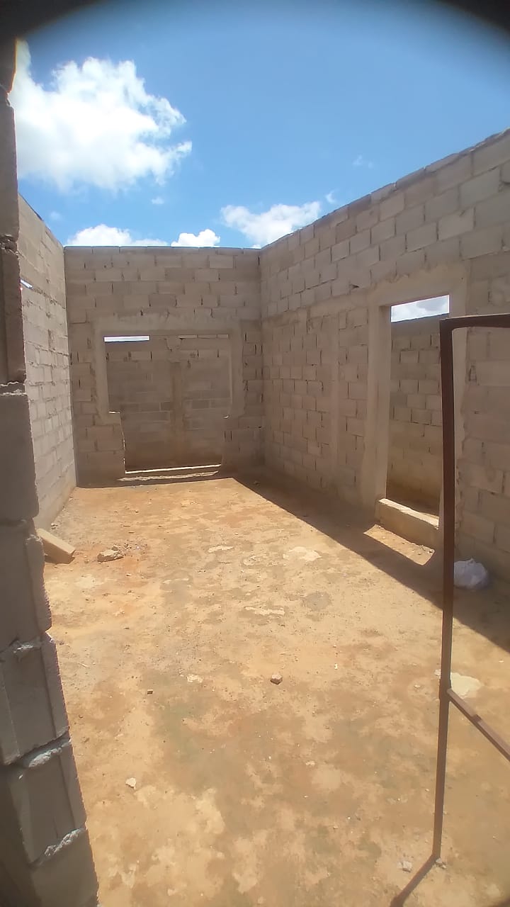 Vendo esta casa📍no zango 0, por trás dos prédios🛣. Com energia