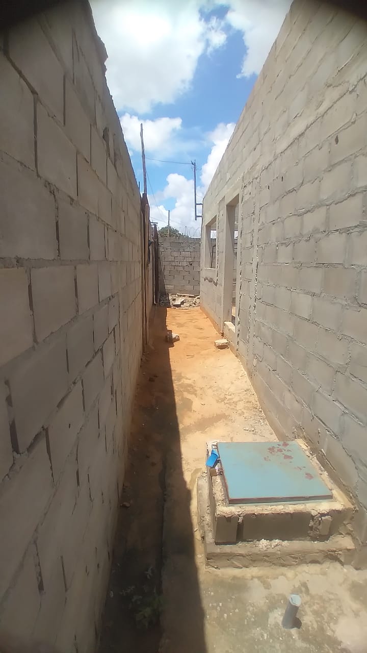 Vendo esta casa📍no zango 0, por trás dos prédios🛣. Com energia