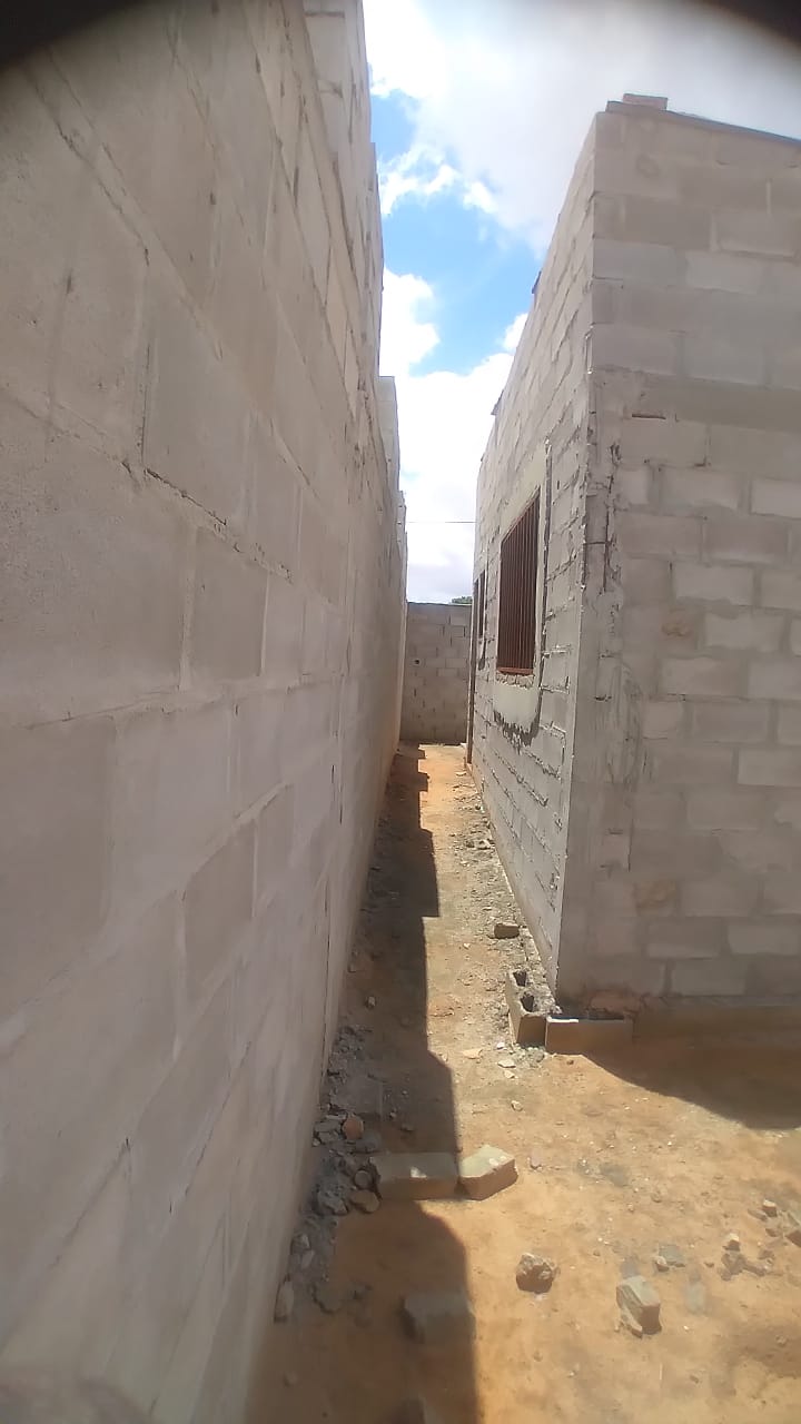 Vendo esta casa📍no zango 0, por trás dos prédios🛣. Com energia