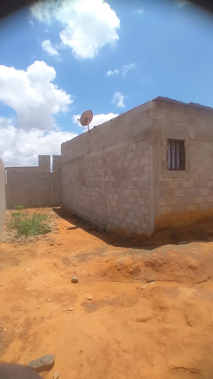 Vendo esta casa📍no zango 0, por trás dos prédios🛣. Com energia