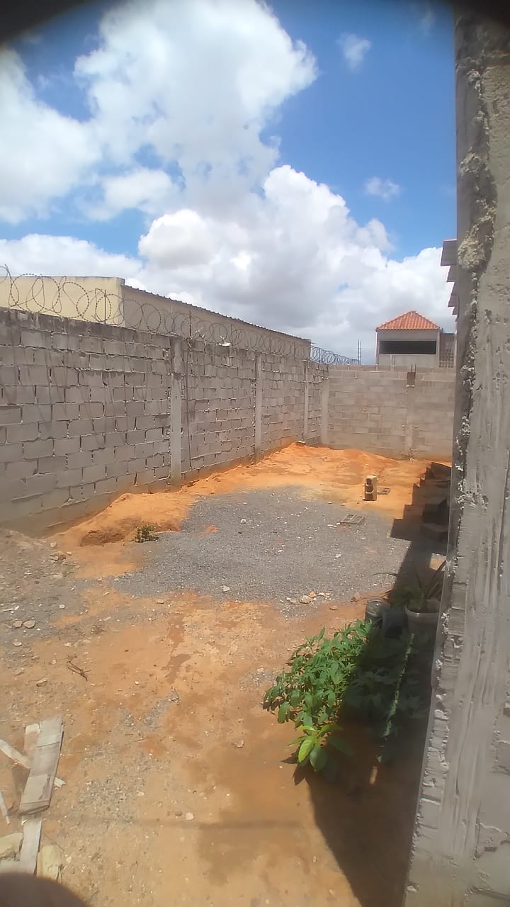 Vendo esta casa📍no zango 0, por trás dos prédios🛣. Com energia