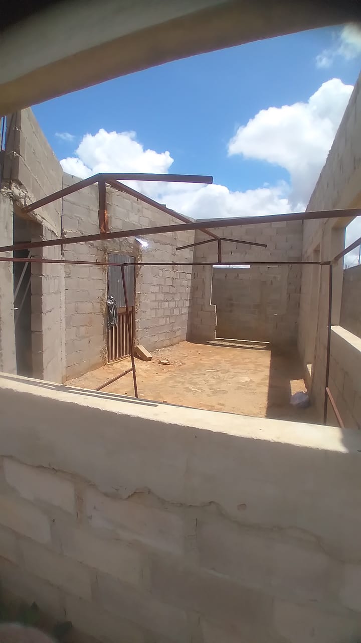 Vendo esta casa📍no zango 0, por trás dos prédios🛣. Com energia