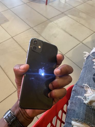 iPhone 11 normal , caramara de cima fusca