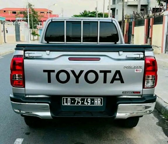 Toyota Hilux 934968223