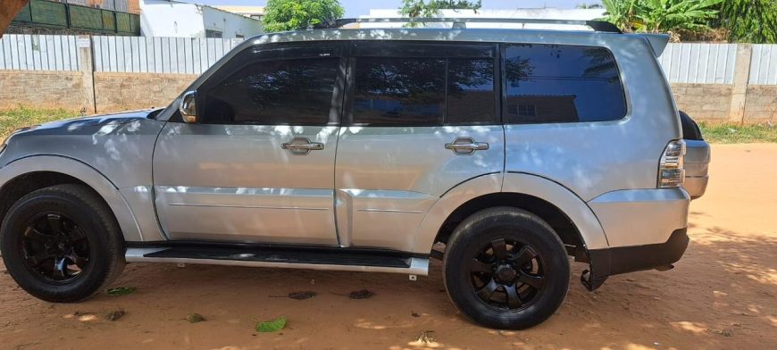 MITSUBISHI PAJERO FULL*