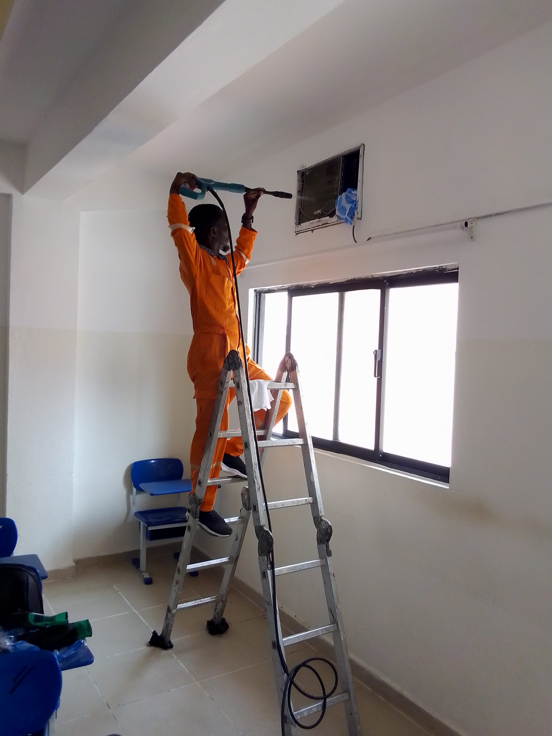 Instalação e Manutenção em: Frio, Eletricidade e Canalização.