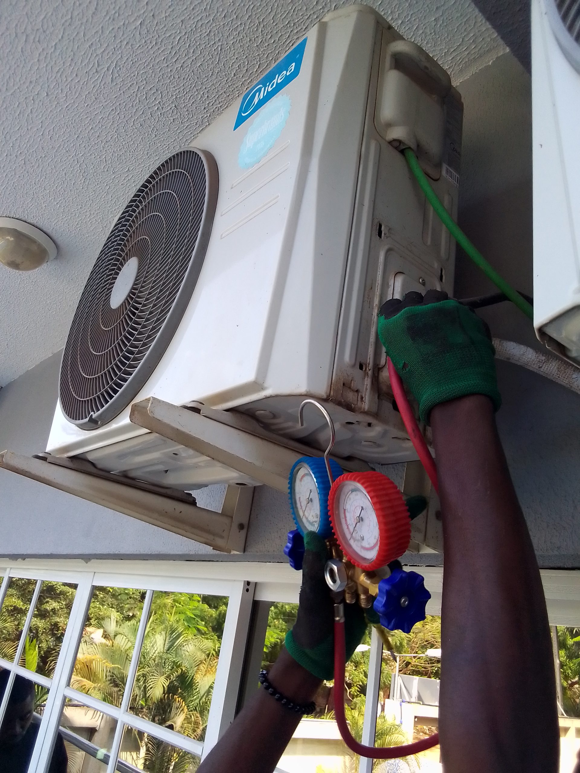 Instalação e Manutenção em: Frio, Eletricidade e Canalização.