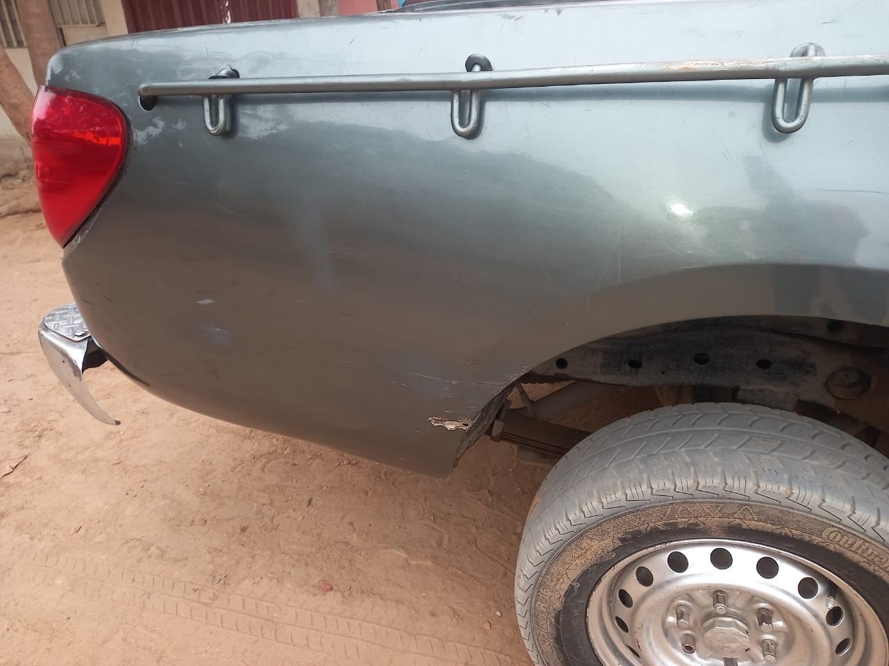 MITSUBISHI L200