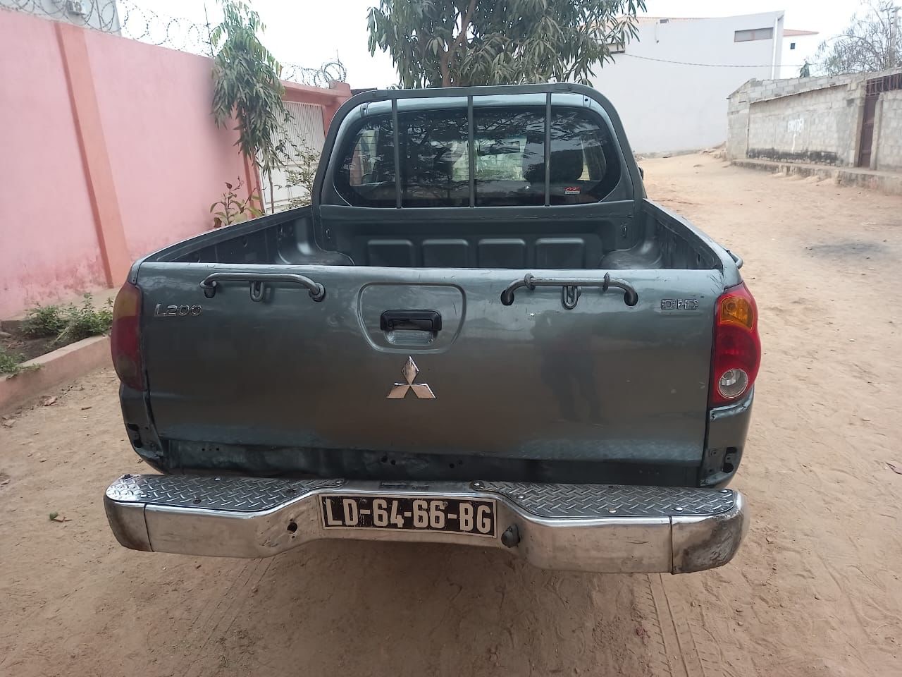 MITSUBISHI L200