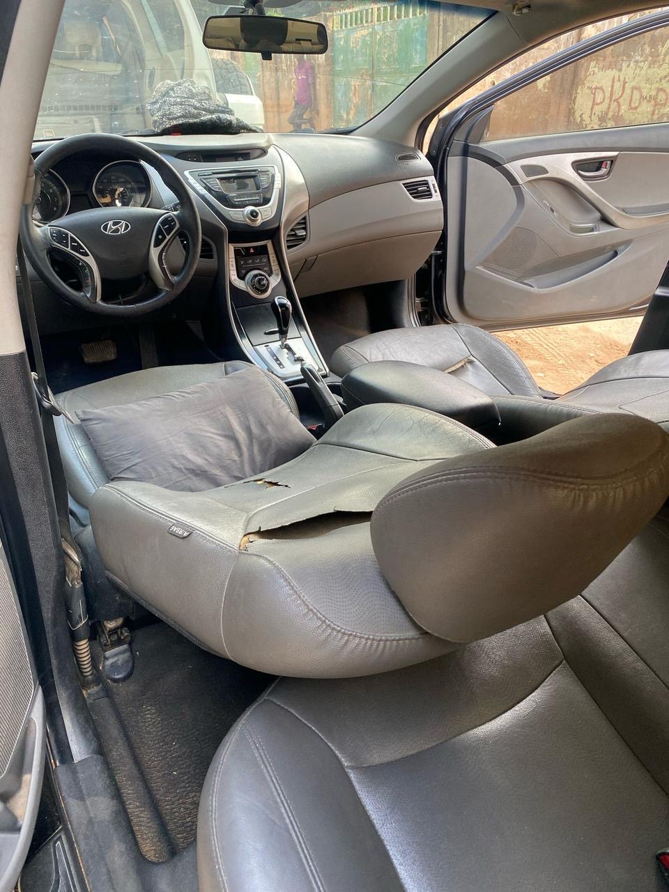 Amarro urgente* *Hyundai Elantra 🚘